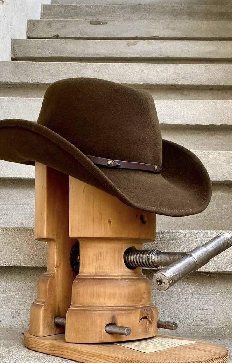 Feutre façonné sur forme en bois