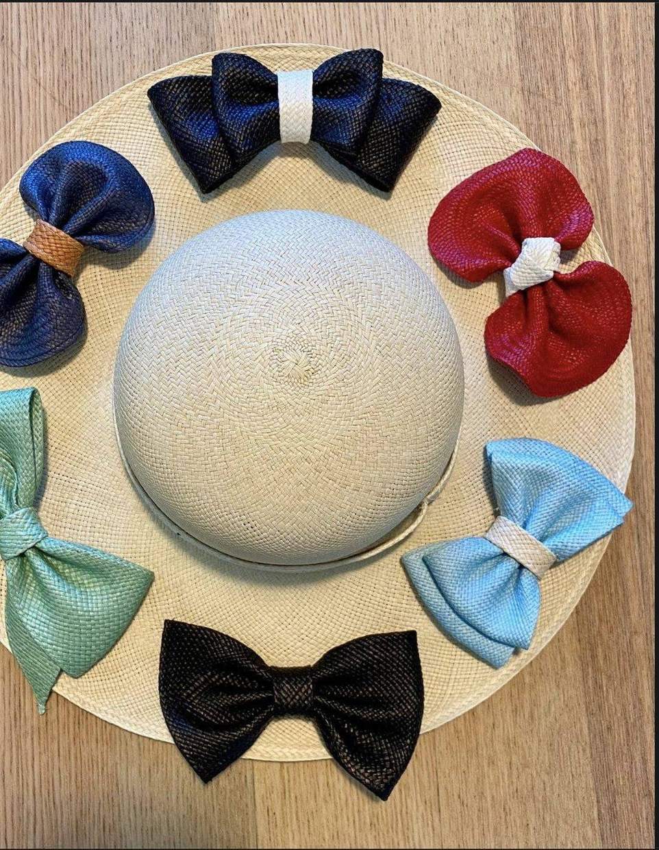 Chapeau clair et nœuds colorés